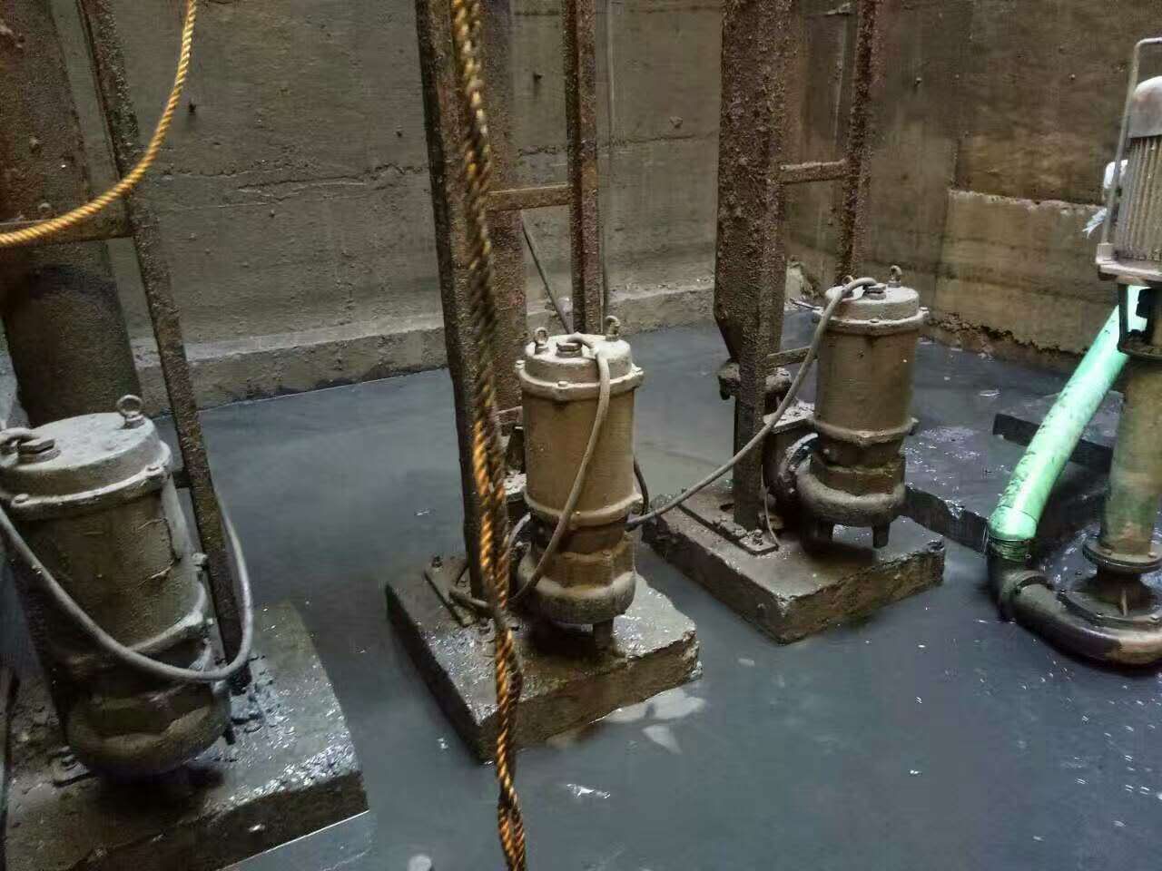 荷塘污水池清理