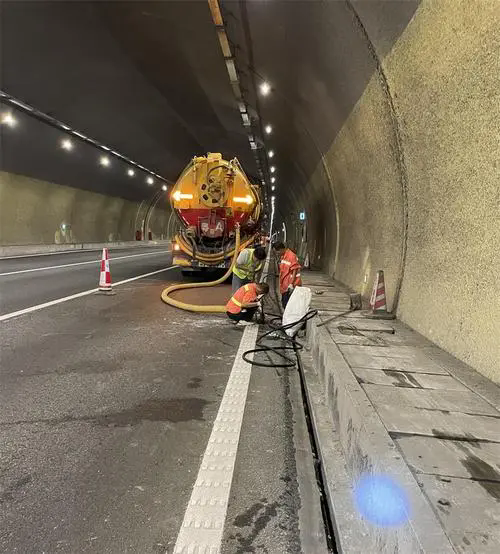 荷塘隧道排水渠清淤